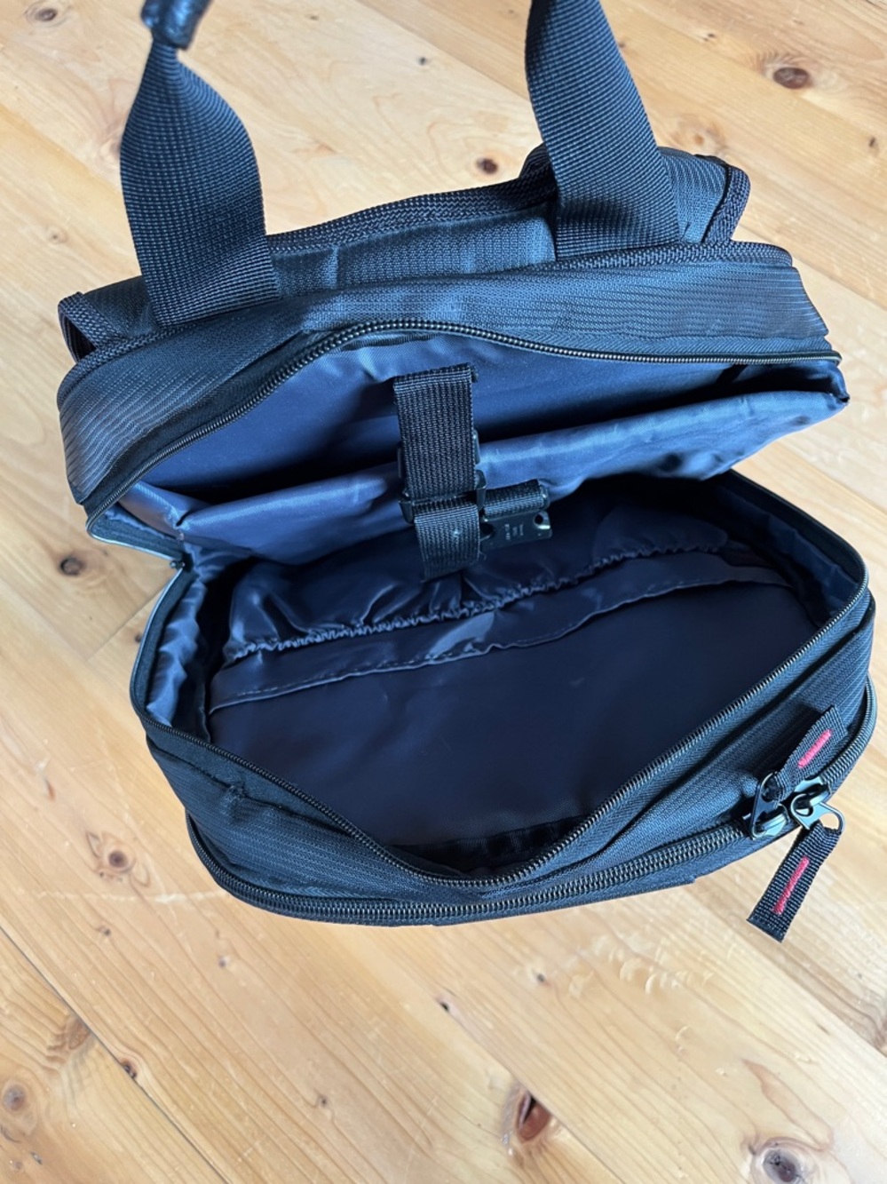 Black Laptop Backpack Unisex Travel Bag Excellent Condition - Picture 3 of 4
